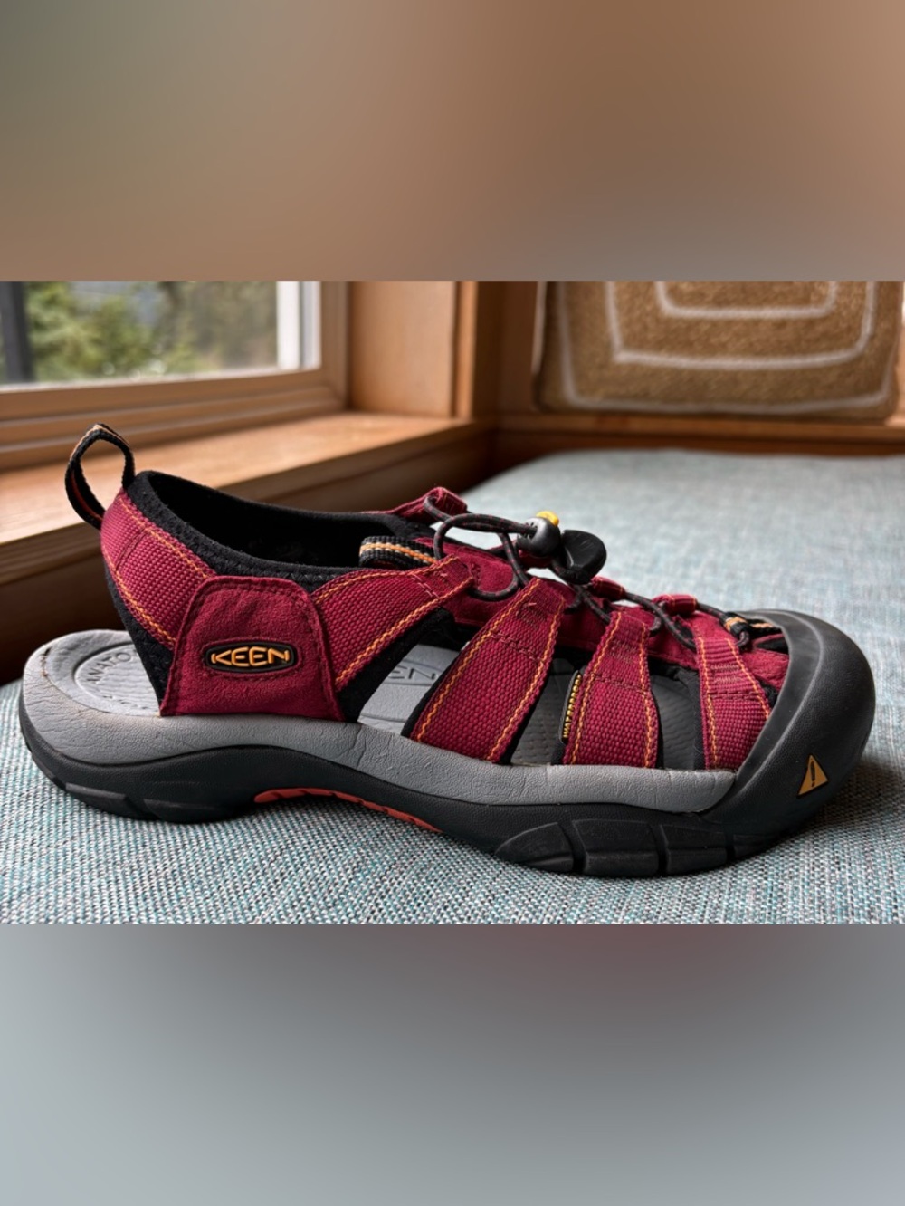 Keen Newport H2 Sport Sandal in Beet Red & Black w Signature Rubber Toe Bumper - Picture 4 of 10